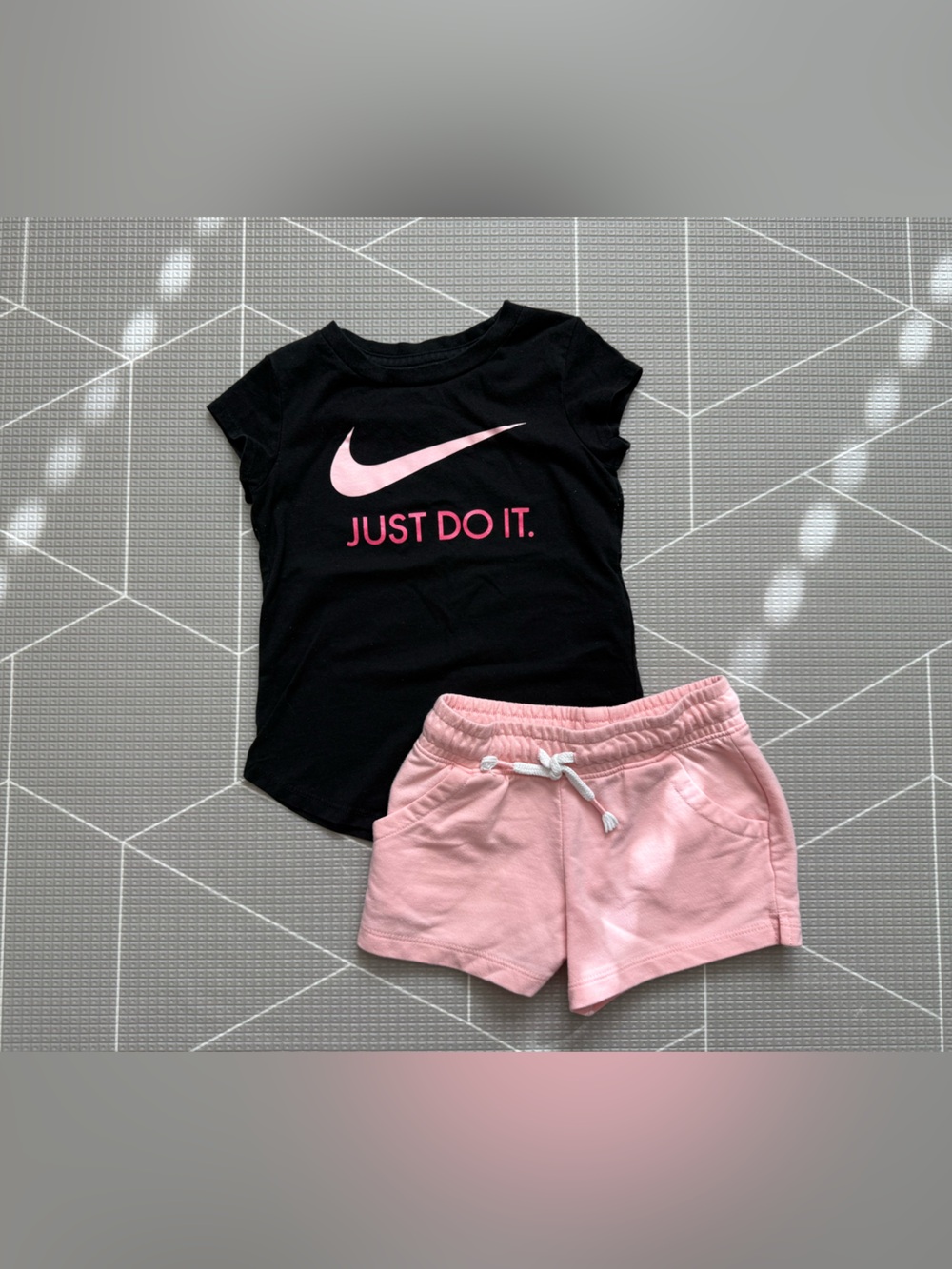 Nike|Baby girl/toddler outfit,Nike check graphic tee & pink lounge shorts•••4-5T